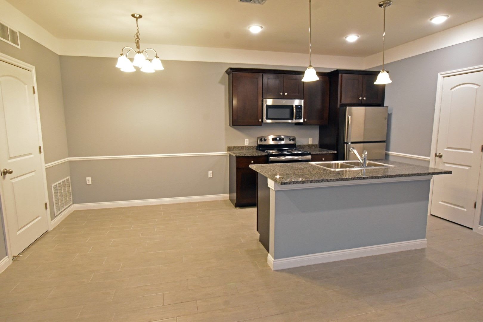 Shelby Township-2 Bedrooms, 2-Baths, Attached garage. Immediate possession! – photo 2