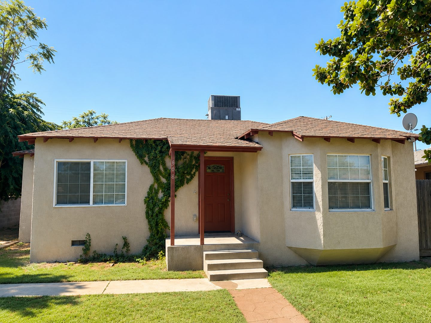Charming 2 Bedroom, 1 Bathroom Home with Garage & Large Backyard – Available Now! – photo 1