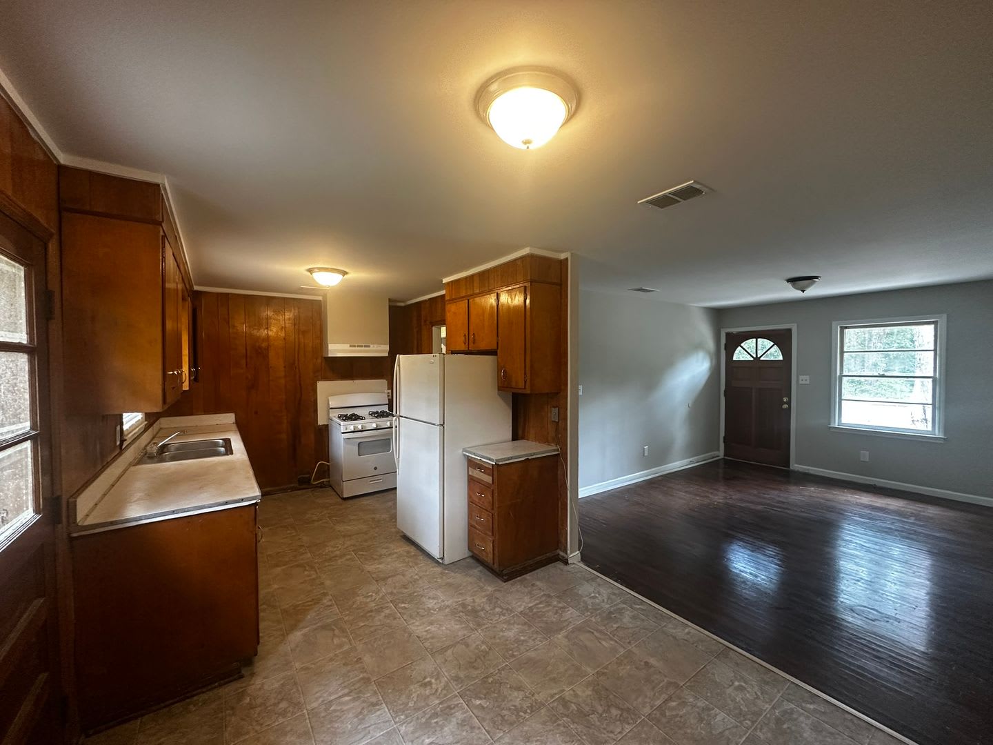 Spacious 3BR/1BA Valdosta Home with Carport Near VSU & Schools! – photo 3