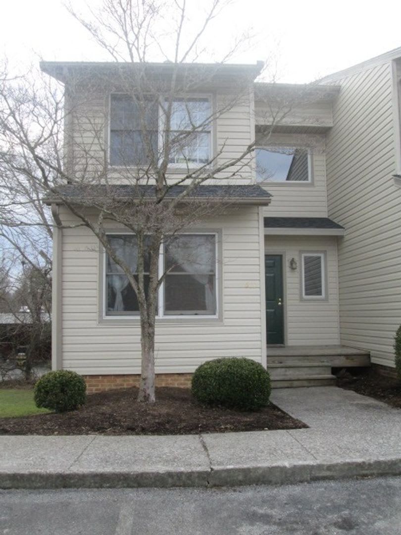 4 Bedroom 2 Bath Townhouse – photo 1
