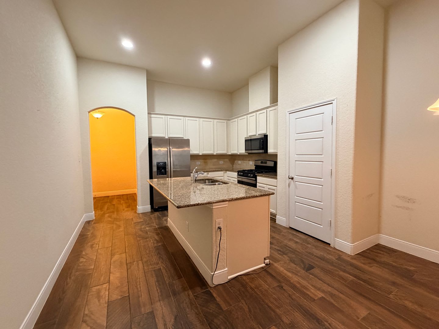1 Month Free Rent ** Walk to Historic Gruene / Fridge / Gas Cooking / Fenced in yard / CISD – photo 4