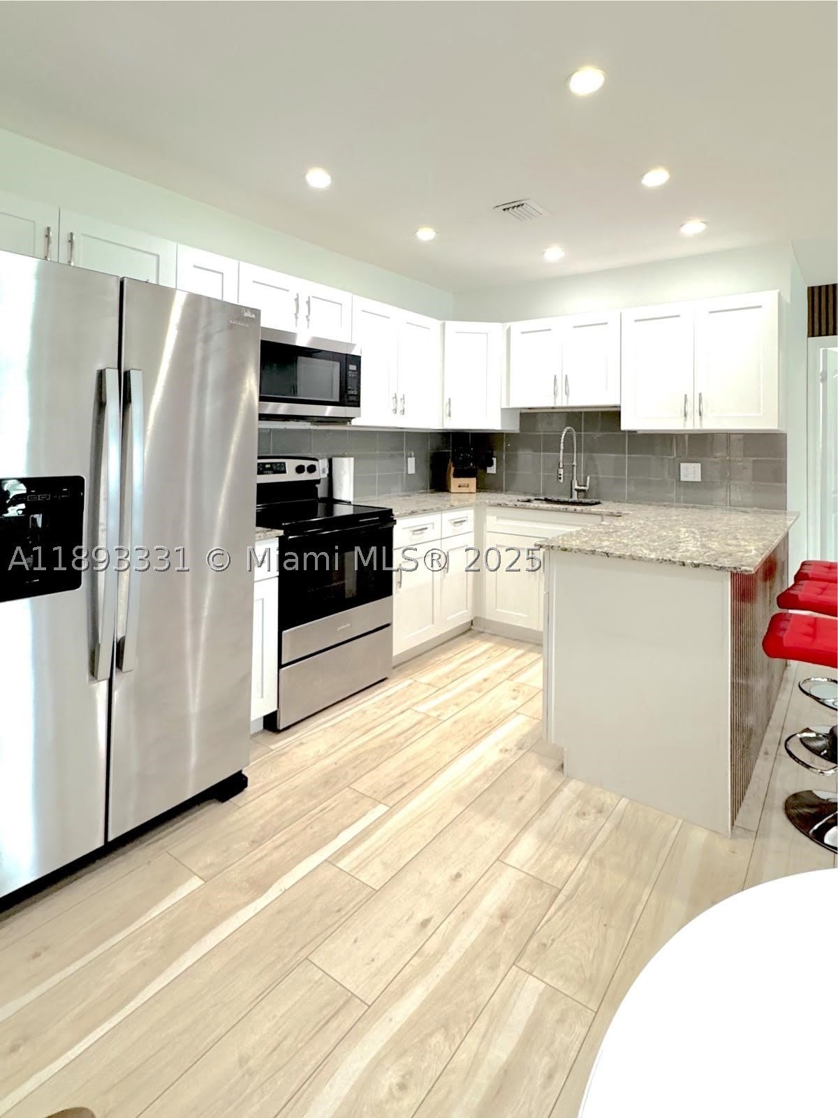 120 NE 9th Ave – photo 2