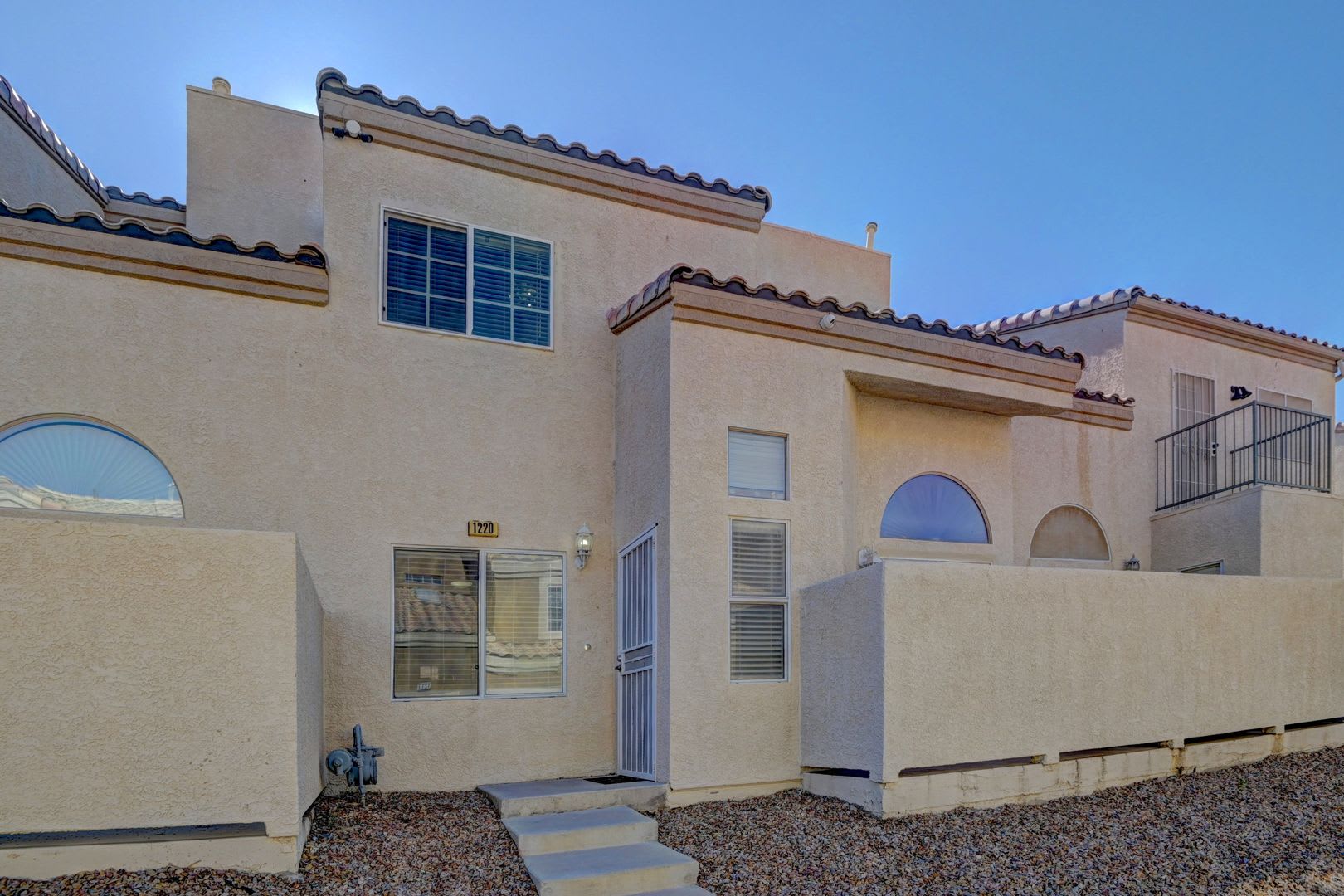 Townhouse with 2 Bedroom, 2 Bath and a 2 Car Garage! – photo 1