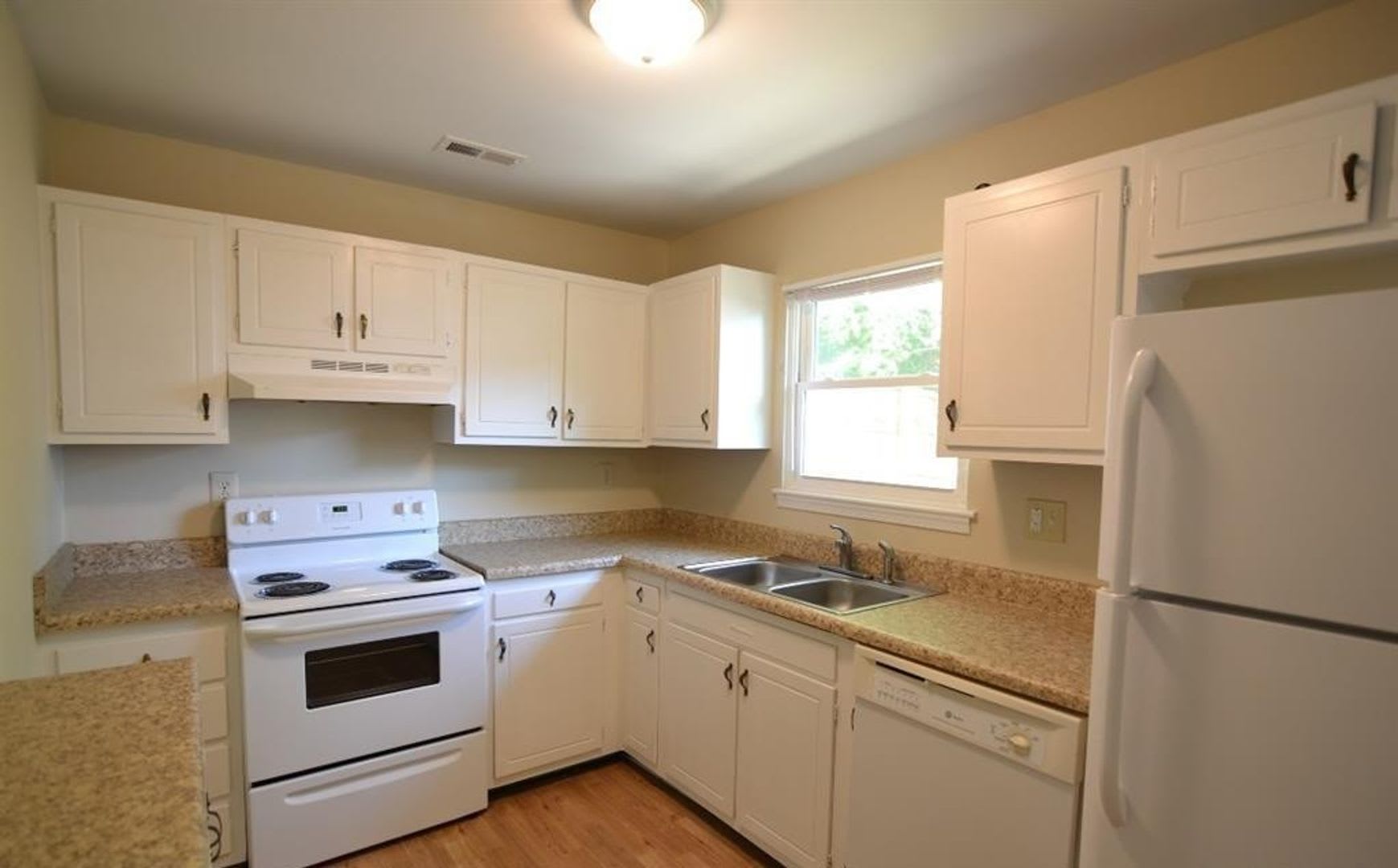 3 Bedroom Home In Raleigh – photo 5