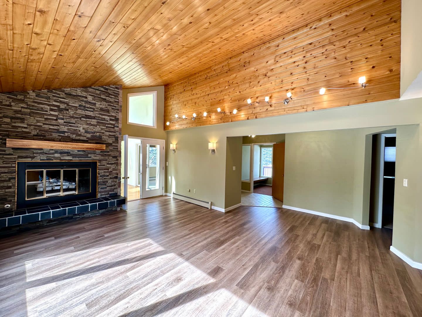 LIKE NEW REMODEL! – photo 2