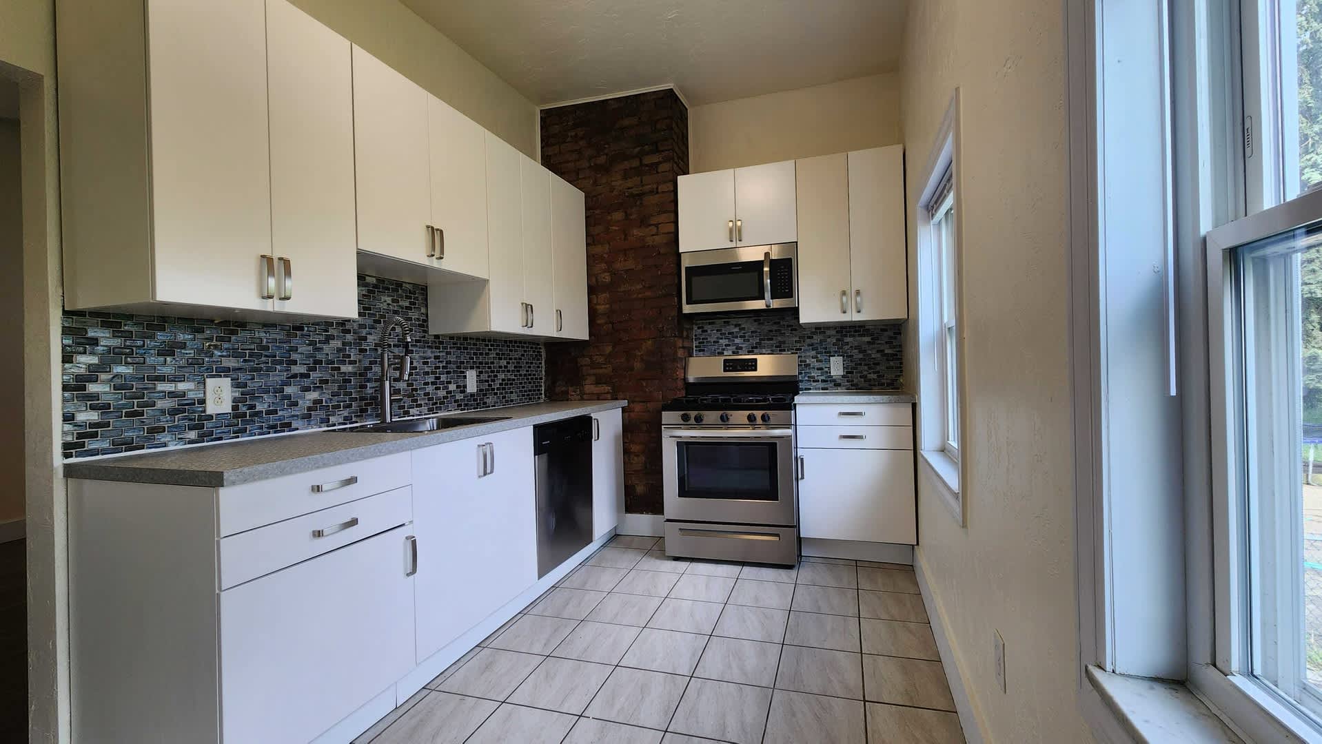 Beautiful 4BR 2 full bath house now showing! – photo 1