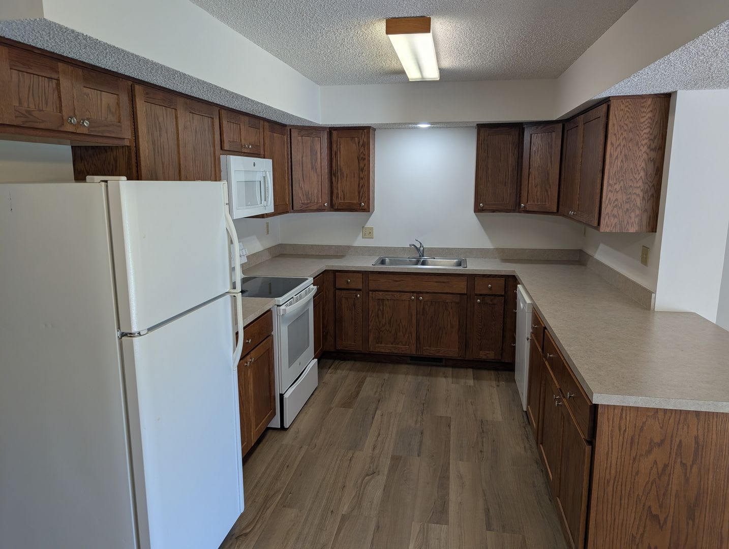 Fully Updated 3 Bedroom 3 Bath Townhouse with 2 Stall Attatched Garage – photo 4