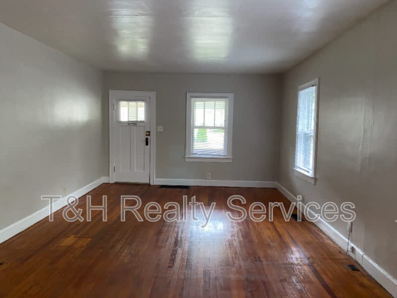 6158 Winthrop Avenue – photo 4