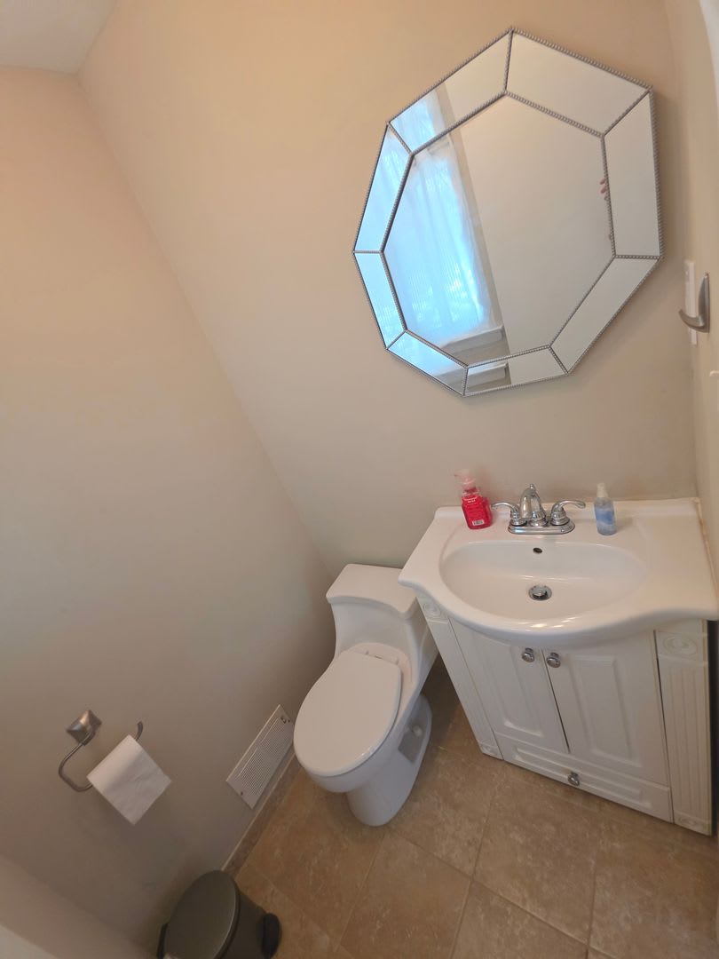 1 410 Sq Ft Plus Finished Basement Updated Well Maintained Townhouse With Lots Of Amenities – photo 5