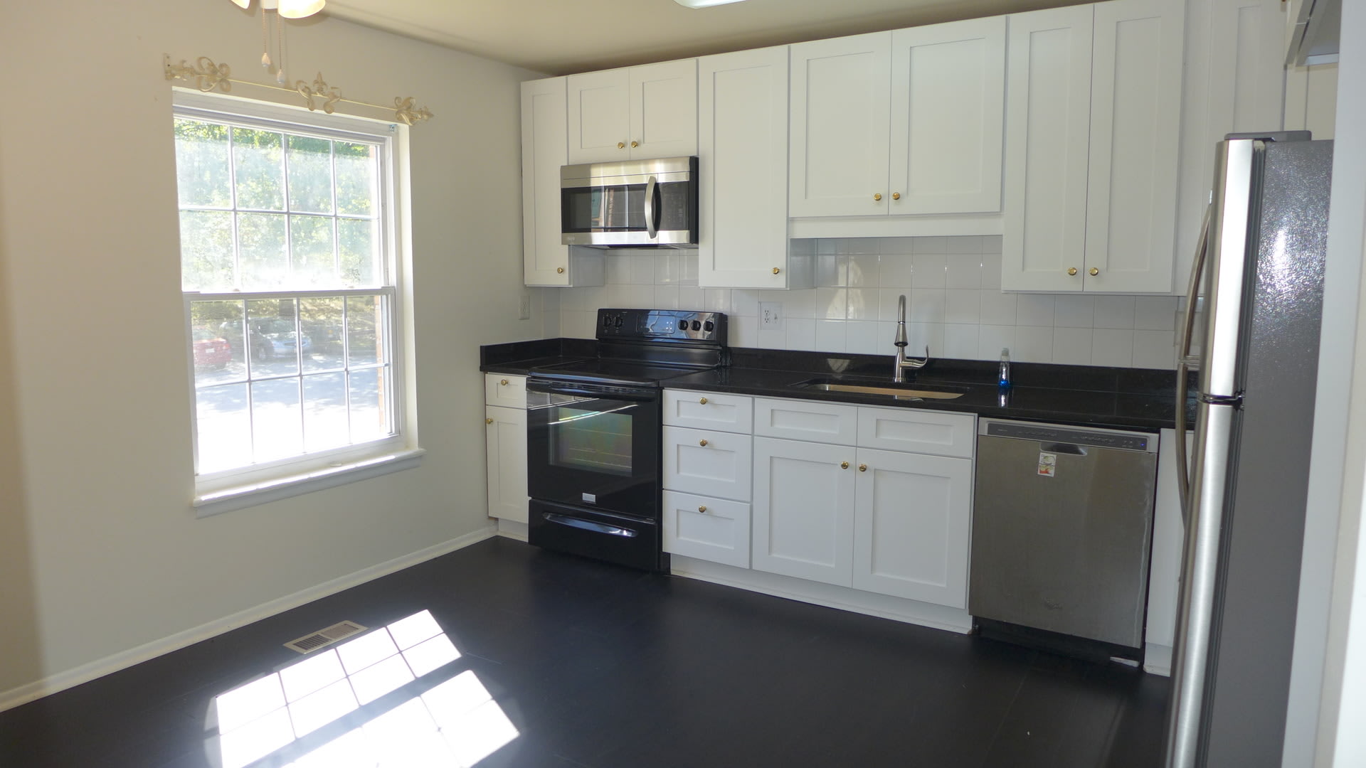 Spacious 4bd 3.5bth Brick-Front Townhome in The Lakes – photo 4