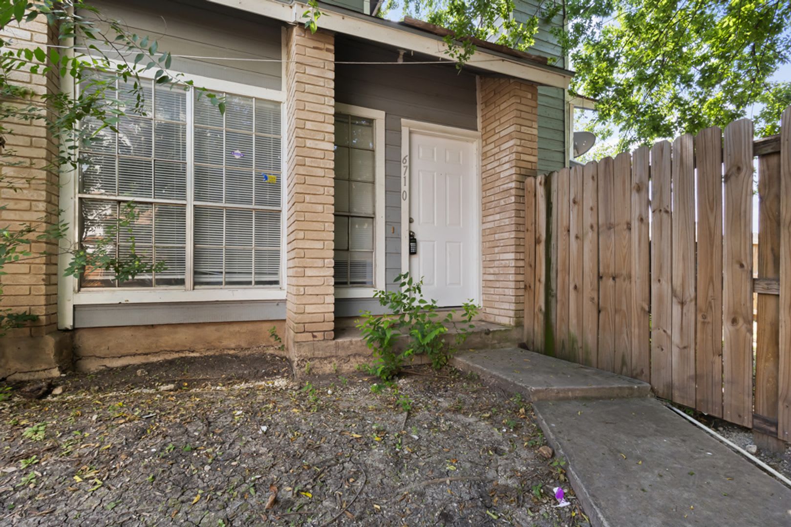 Interior freshly painted-3 Bedroom Fourplex Unit with Private Backyard – photo 2