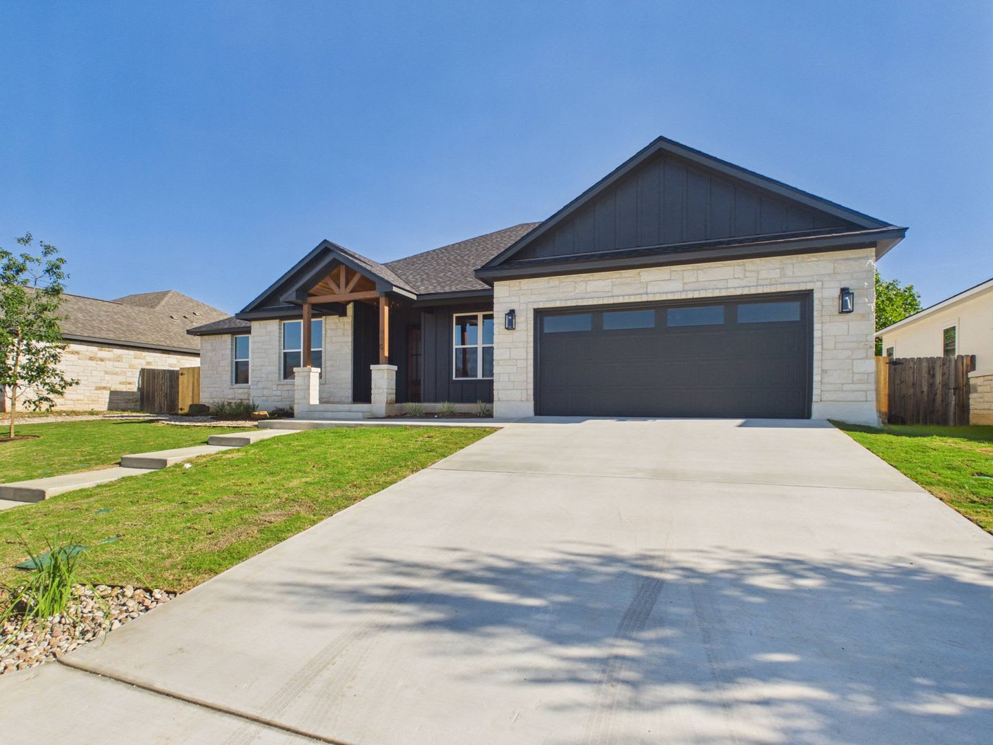 4 Bedroom 2 5 Bath Home With Luxury Finishes Statement Kitchen Private Primary Suite – photo 4
