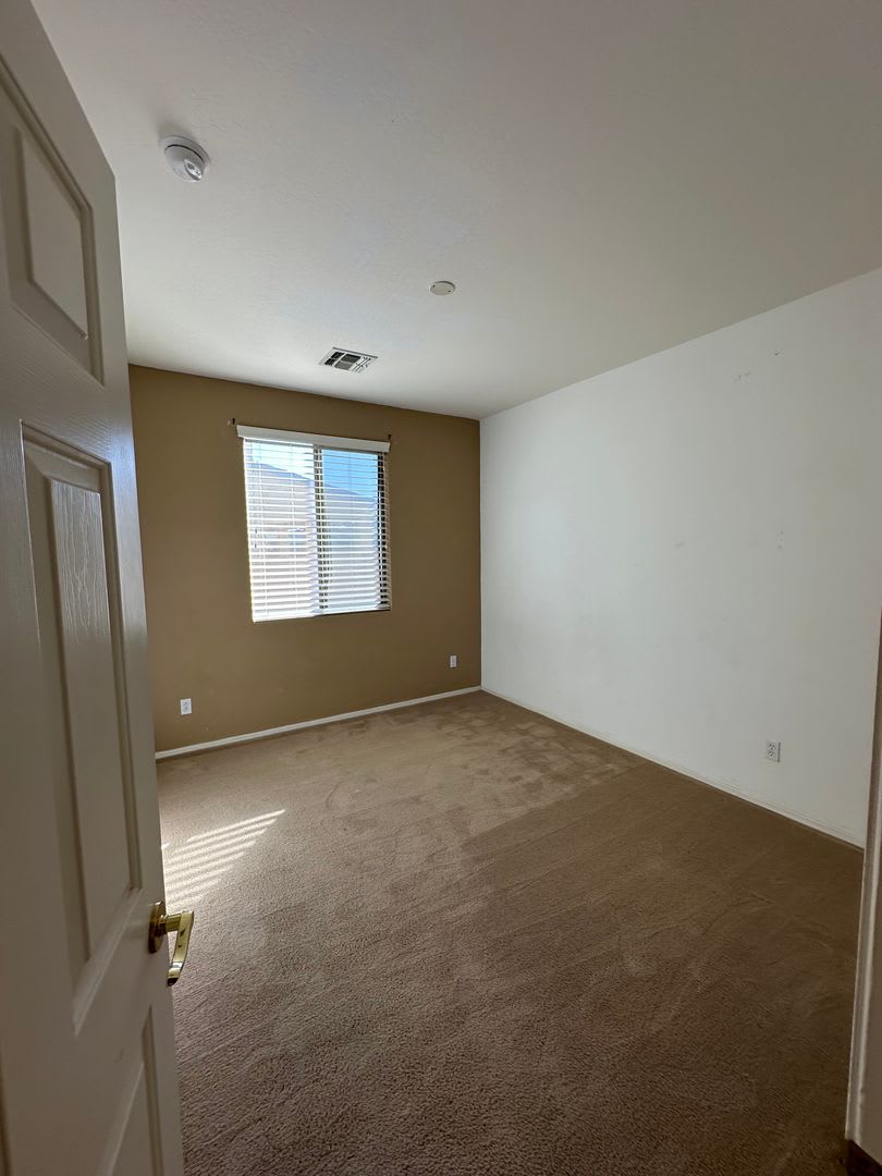 4 bedroom with 3 car garage in Surprise – photo 4