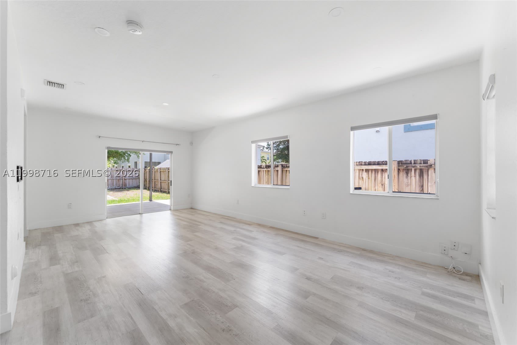 379 NE 31st Ave – photo 3