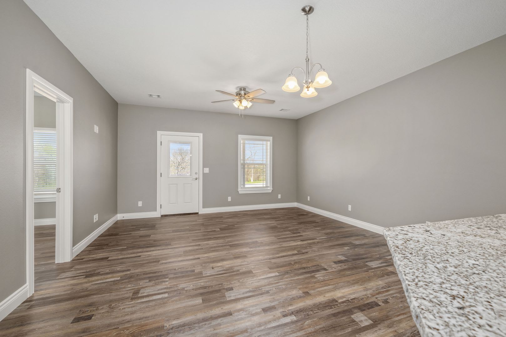 New Neosho Unit now available for lease! $1,400 Rent/$1,400 Deposit – photo 3