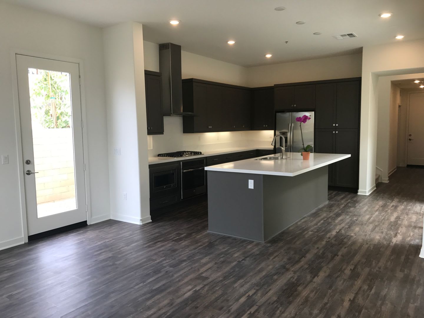 Modern Great Park Home for Lease – photo 3