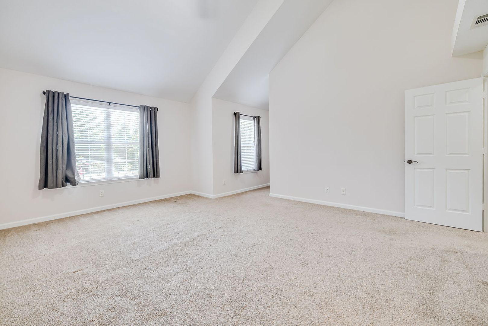 3-Bedroom End-Unit Townhome in Gated Weslyn Park – photo 5