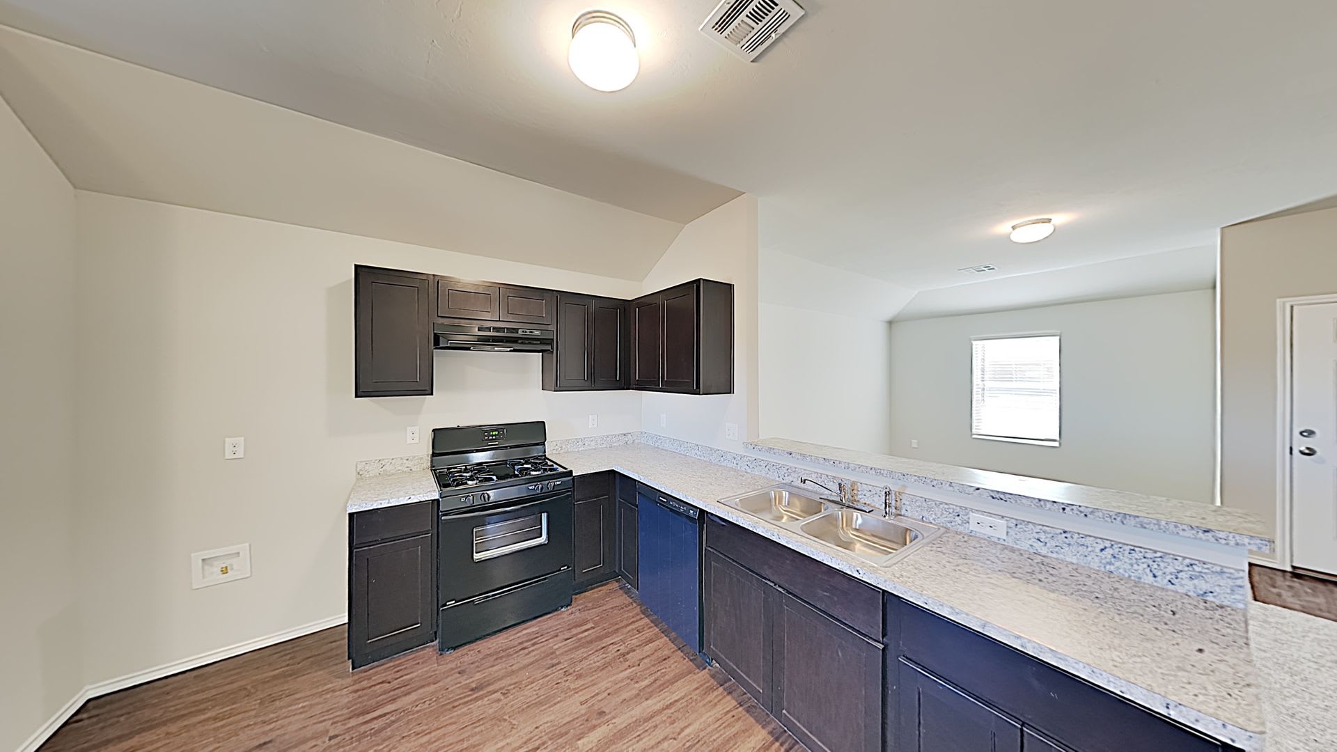 Spacious 3 Bedroom 2 Bath Home in Mustang Schools – photo 5
