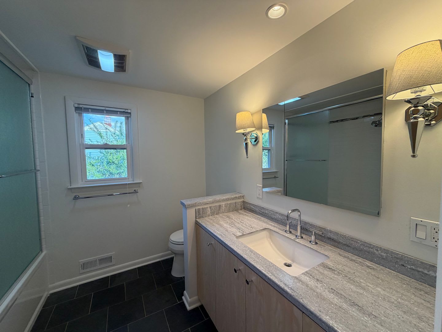 Beautiful Single Family Home In Lovely Neighborhood – photo 1