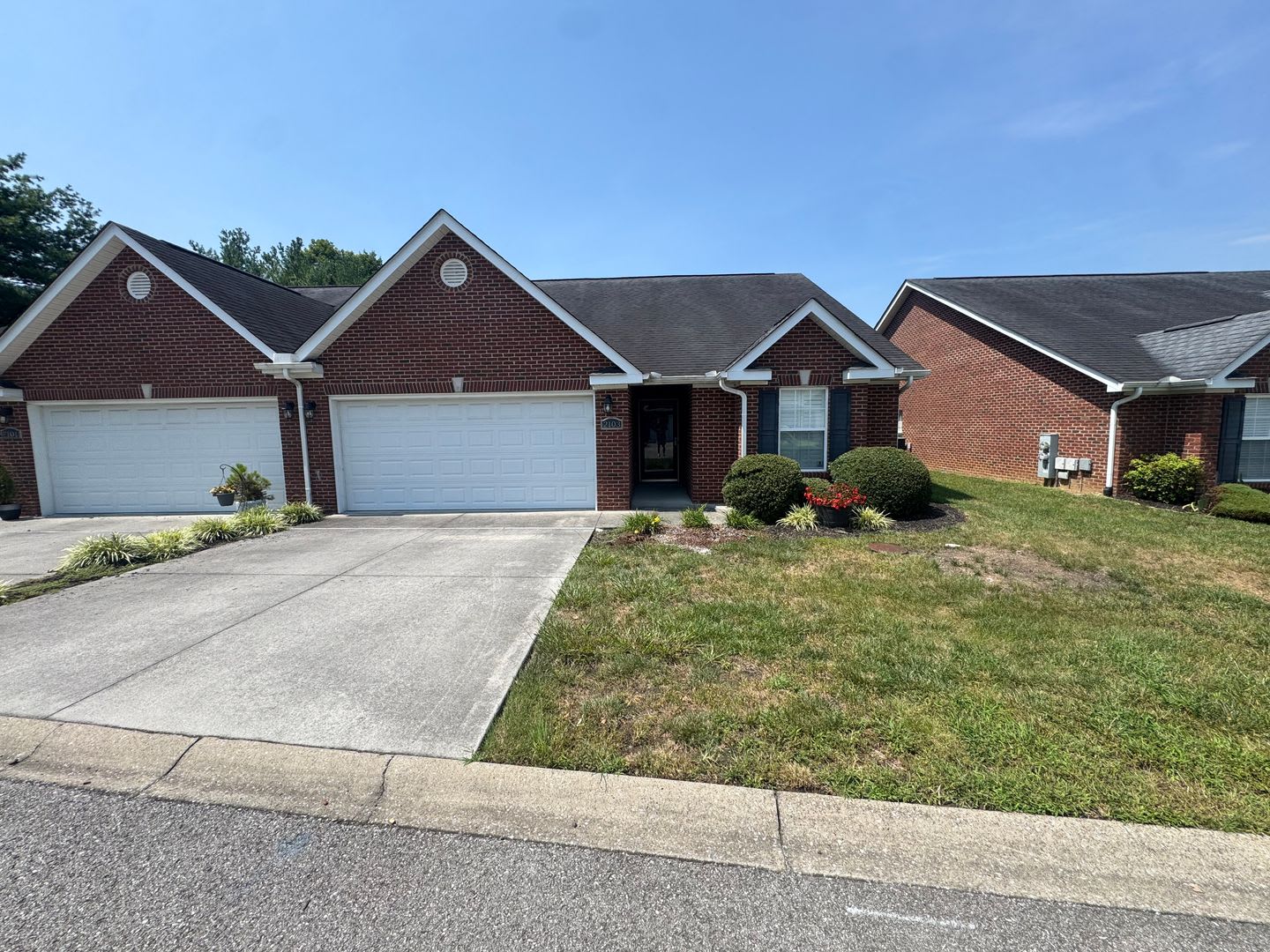Stunner with Vaulted Ceilings, Hardwood Floors, and Resort-Style Community Perks – photo 1