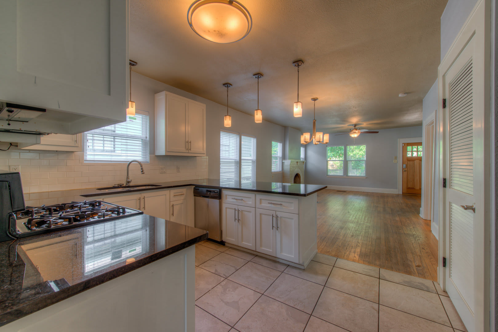 AUGUST UT PRE-LEASE: West Campus 5 bed / 3 bath home, private backyard, spacious living room – photo 5