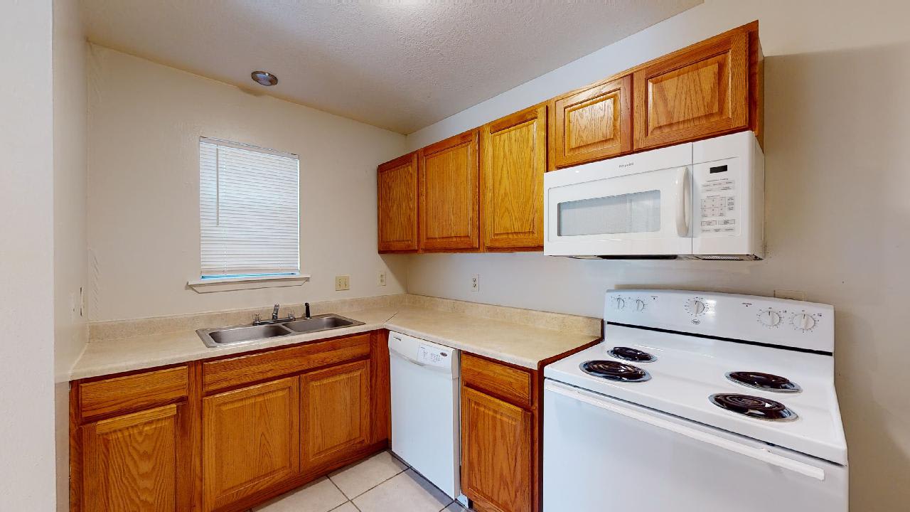 916 Navarro Dr – photo 3