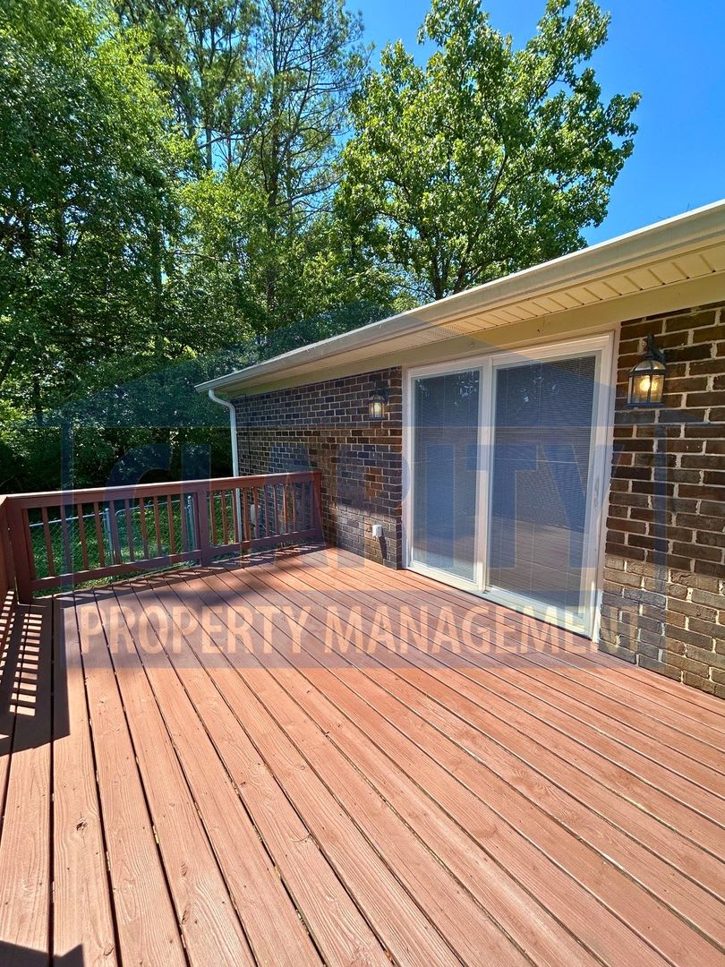 4 bedroom ranch-style home! – photo 5