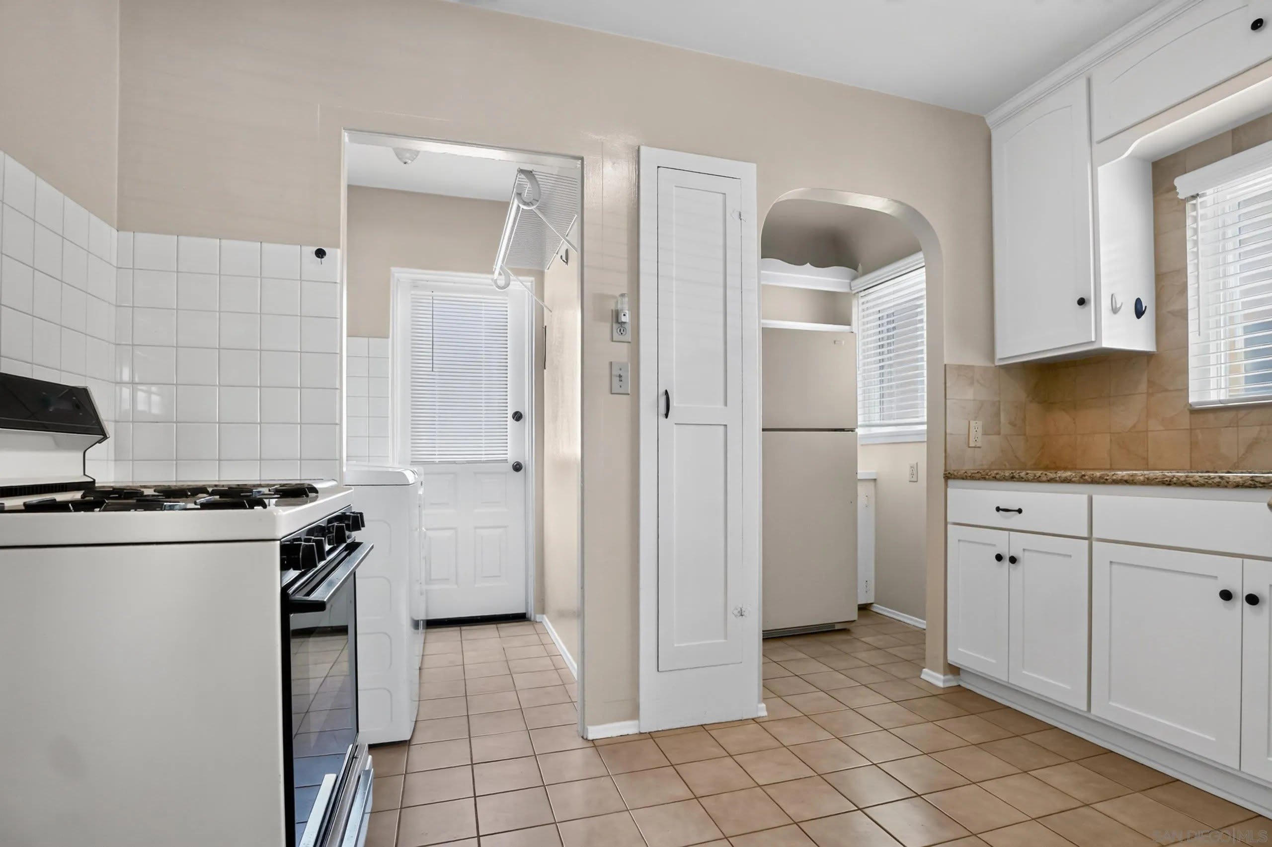 2444 Curlew St – photo 5