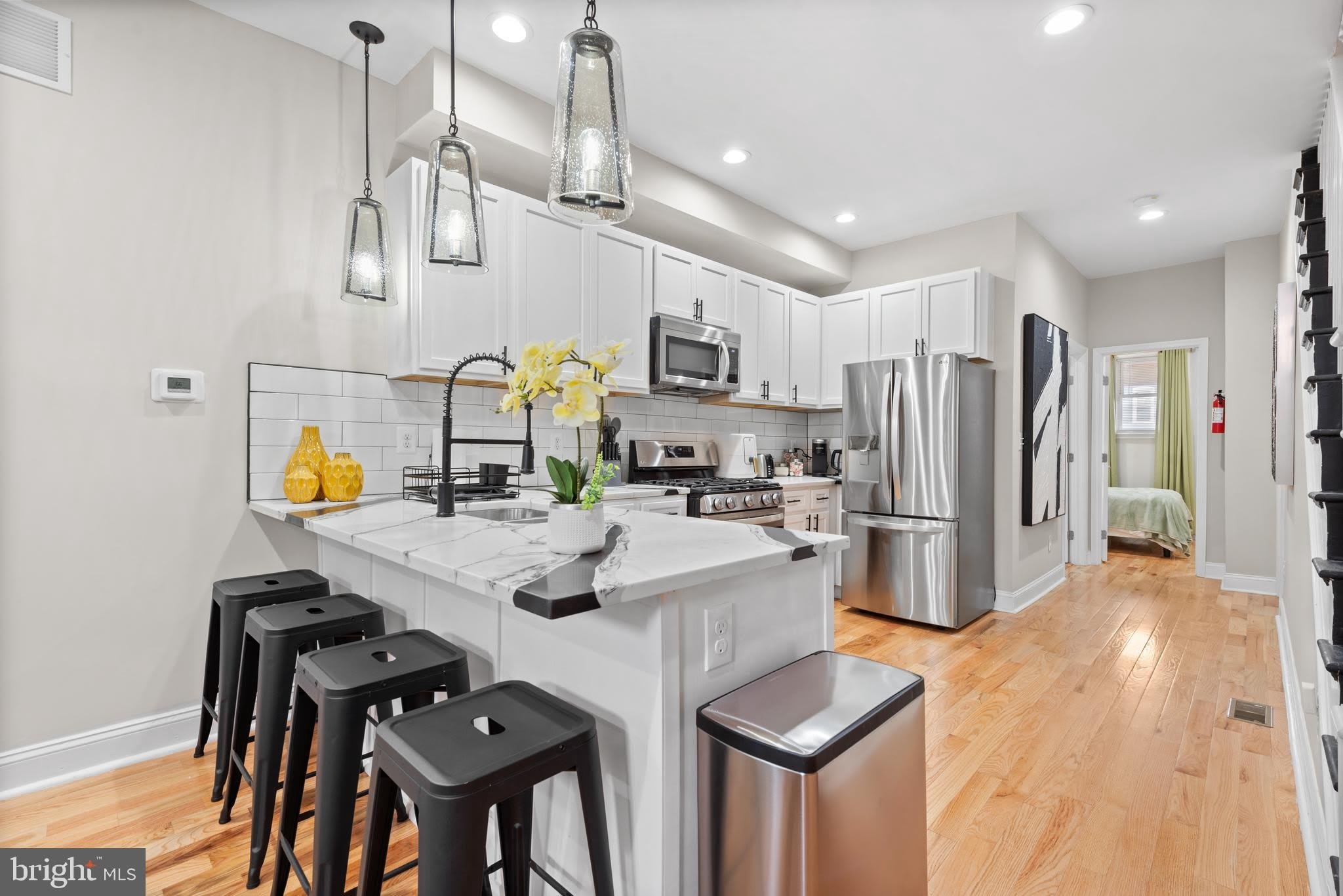 2219 E CHASE Street – photo 1