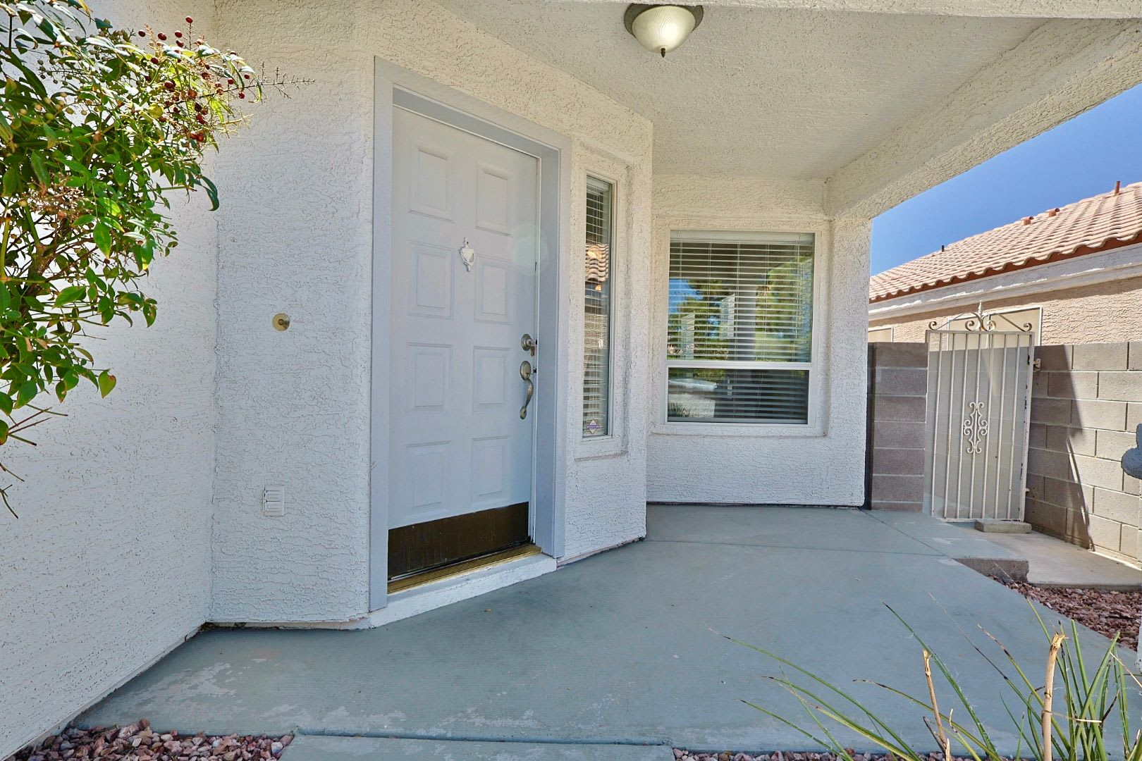 Charming Single Story Home With 3 Car Garage Great Location 500 Off First Full Month S Rent If Leased By 9 15 – photo 4