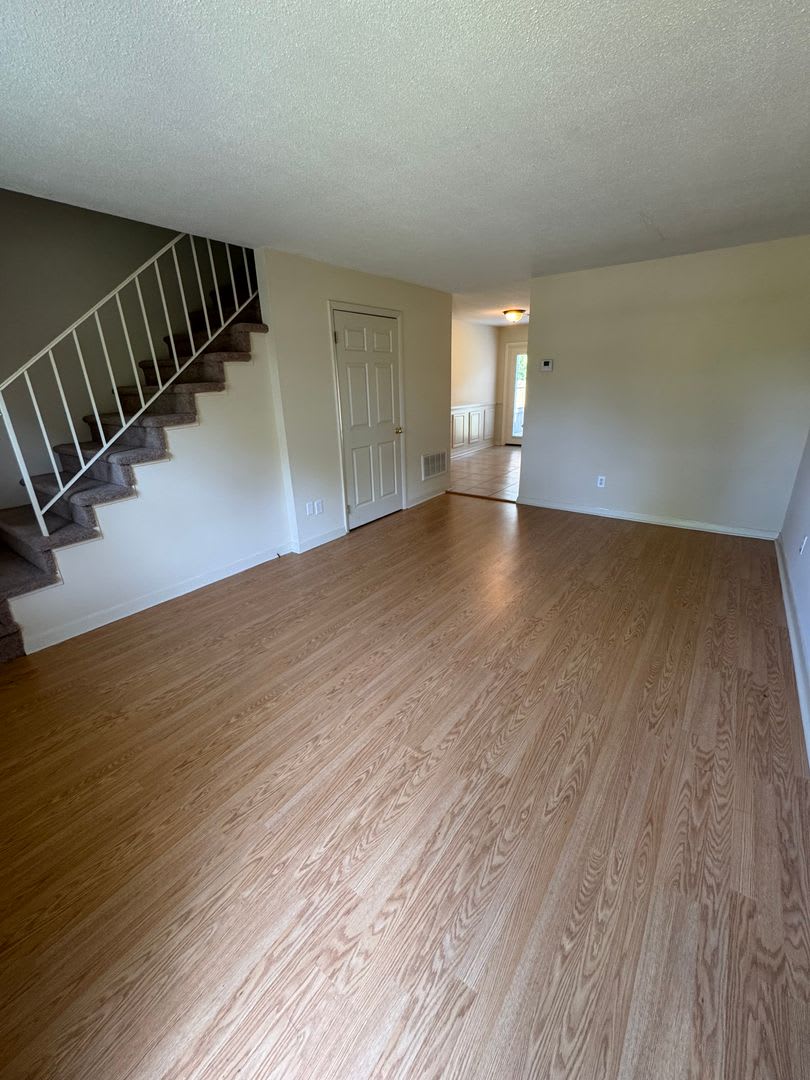 Spacious 2 Bed 1 5 Bath Apartment In Prime Location – photo 4