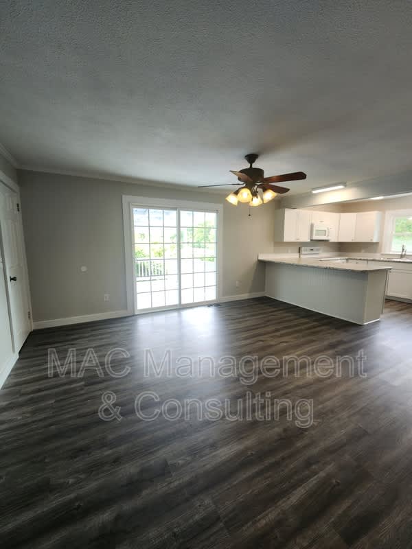 1067 Crescent Drive – photo 4
