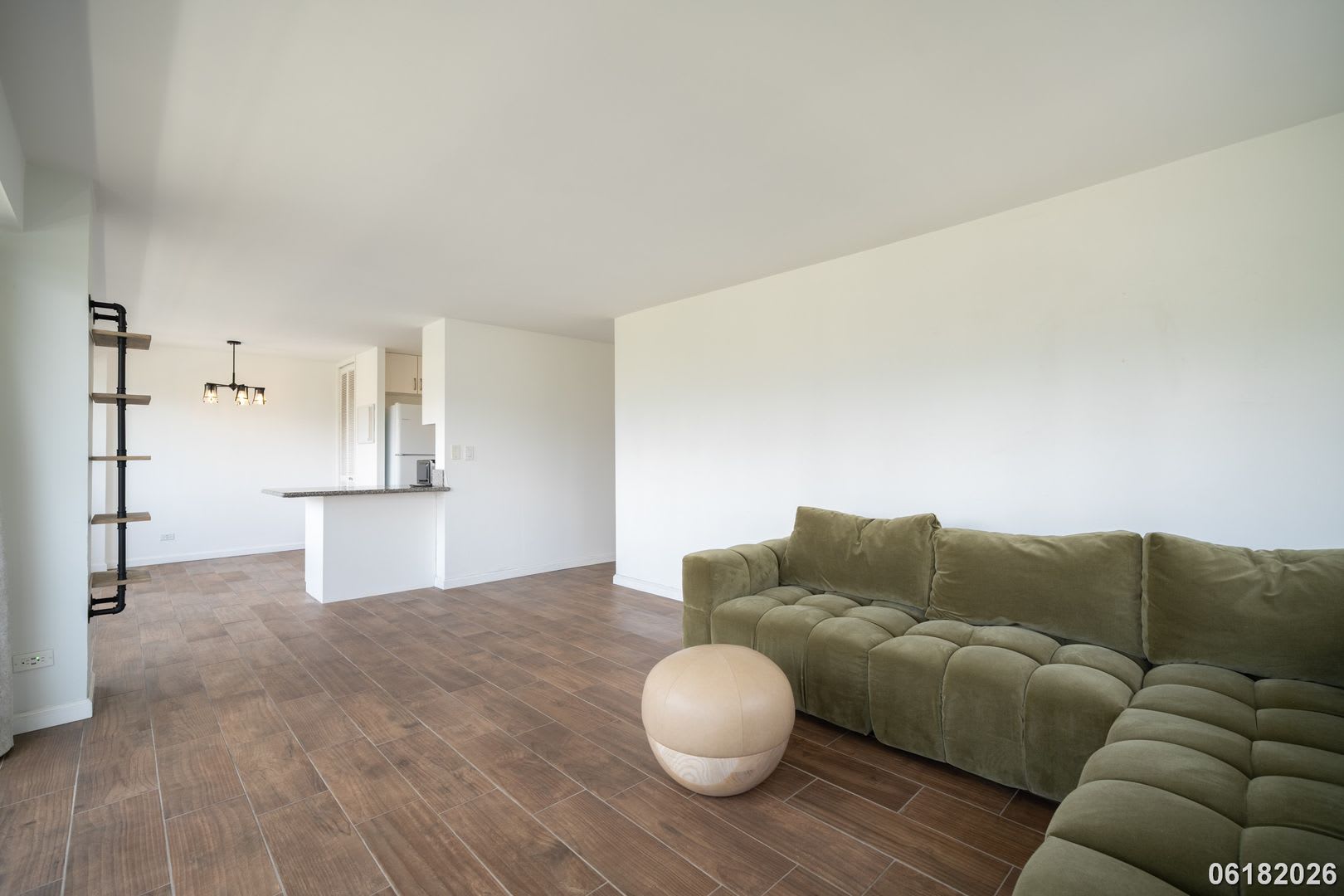 Spacious Corner Unit 2 Bed/1.5 Bath with Canal & Mountain Views – photo 3
