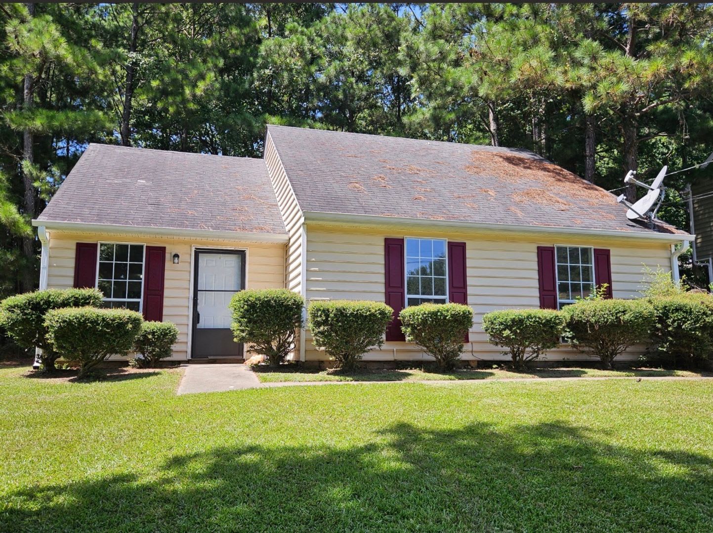 Beautiful 3 bedroom, 2 bath ranch home in Rex – photo 1