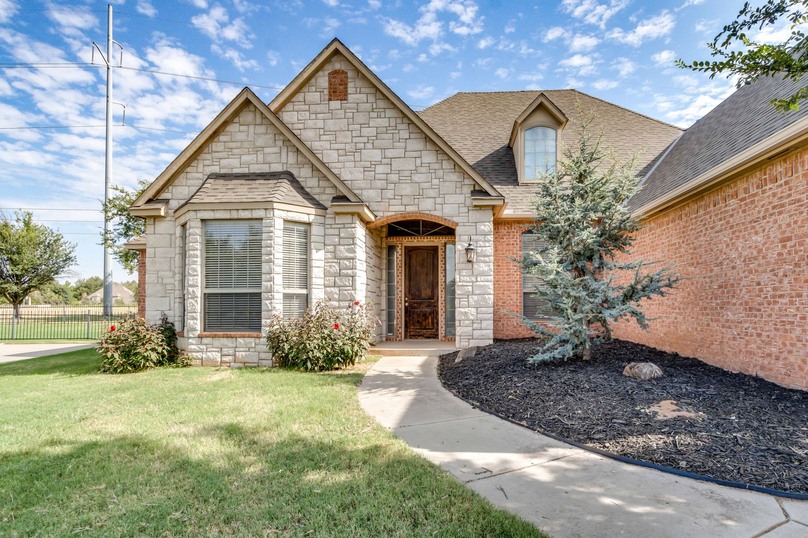 Beautiful 4Bedroom Home tucked away on a quiet cul-de-sac in Coffee Creek! Edmond Schools! Available Now!!! – photo 3