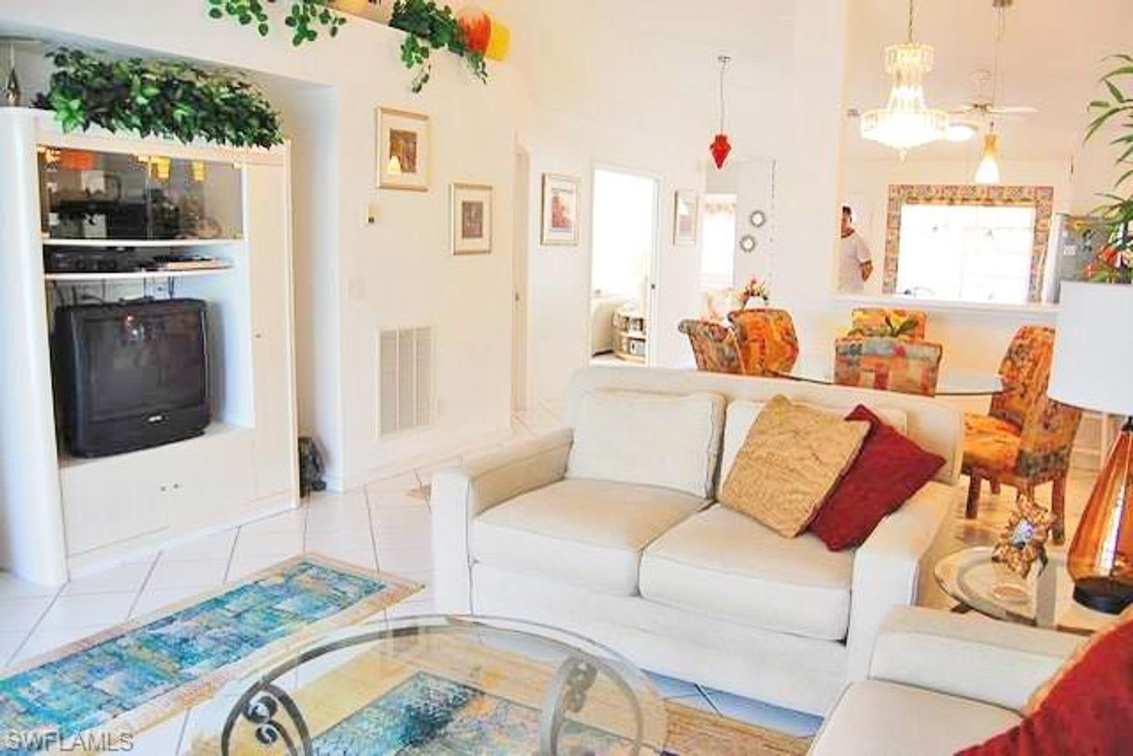 Bright and airy in beautiful gated community – photo 4