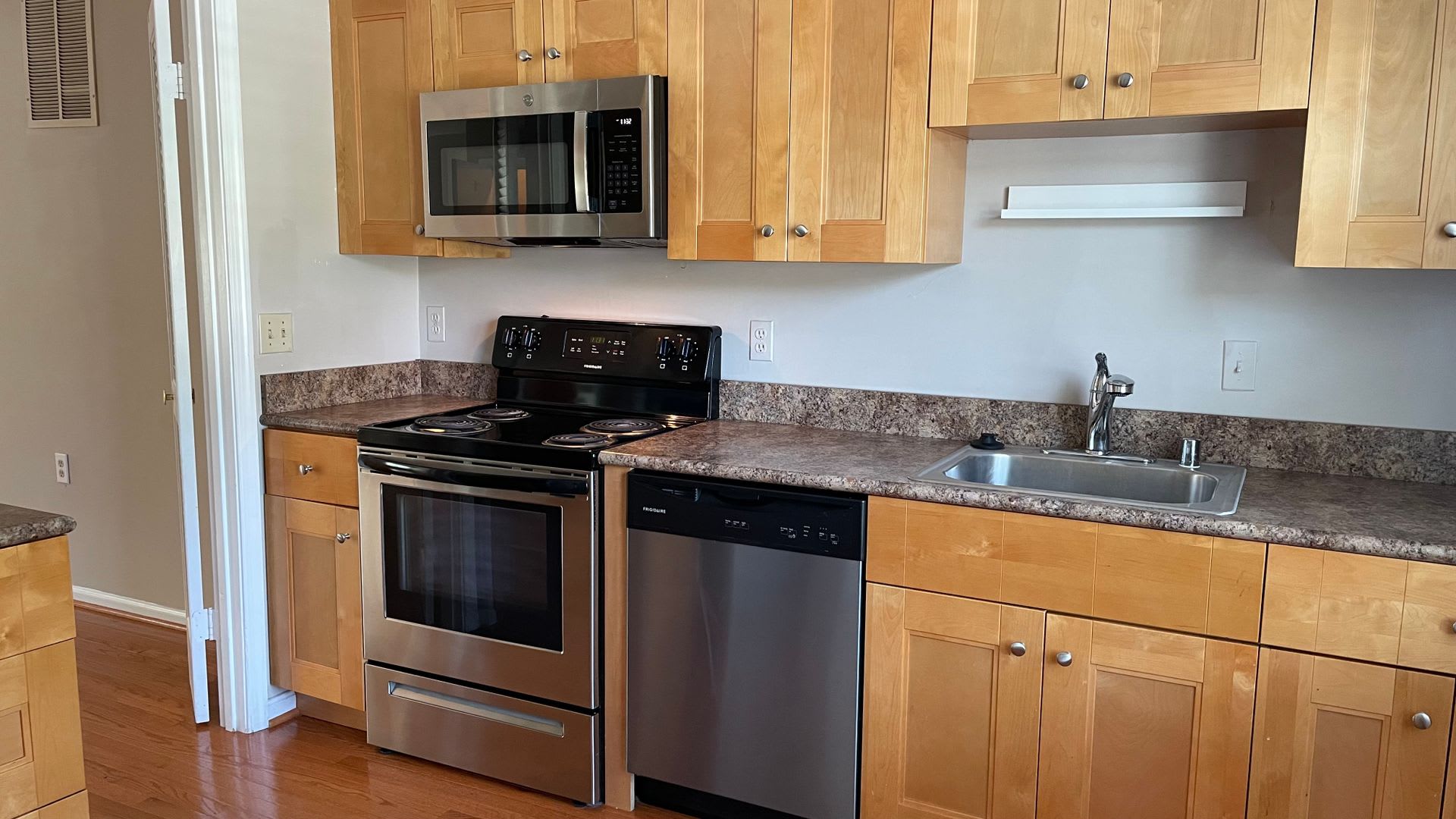 Lake Ridge 3 Bed Townhouse – photo 2