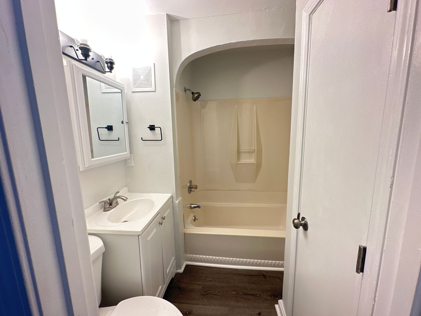 2 Bedroom Unit Close to Downtown – photo 2
