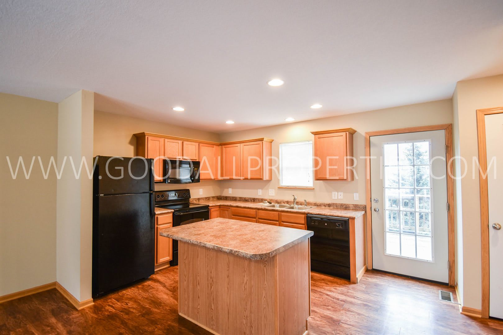 Now $1,550! Spacious Urbandale Townhome with 2-Car Garage & Lawn Care Included – photo 2
