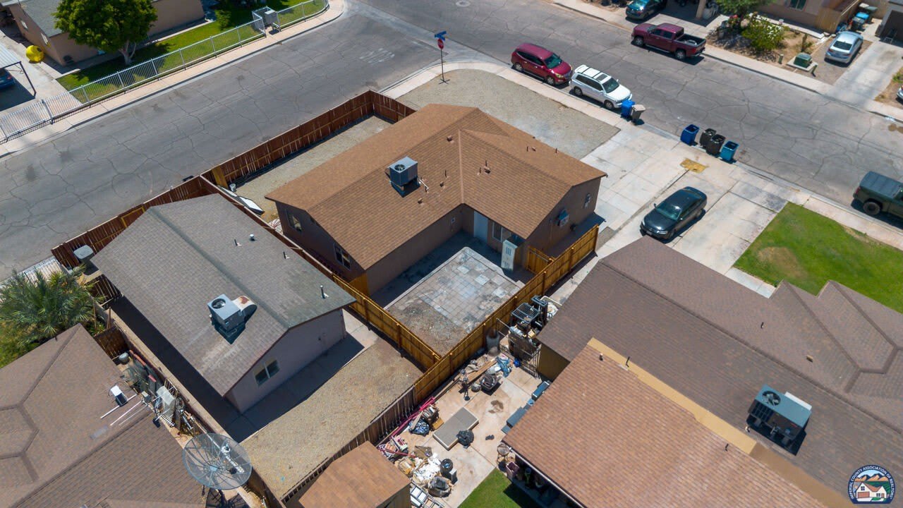 1077 Wozencraft St – photo 4