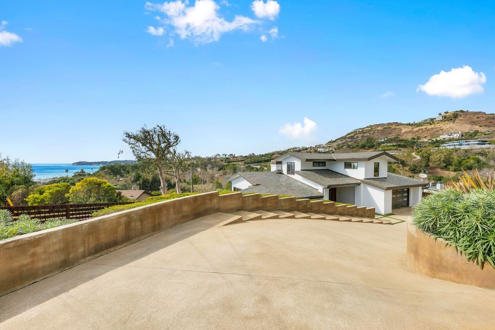 4 Bed, 5 bath home with stunning ocean views located in Malibu hills – photo 4