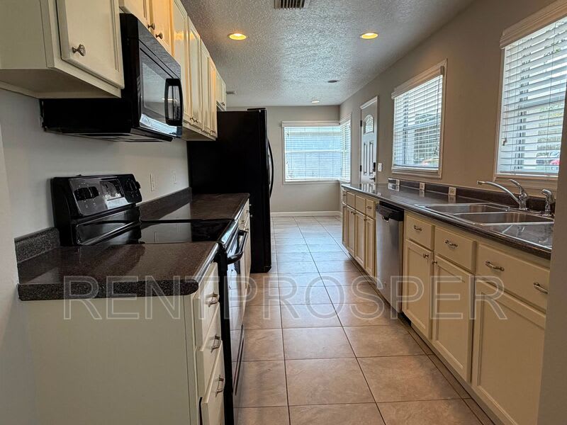 305 Pennsylvania Ave – photo 2