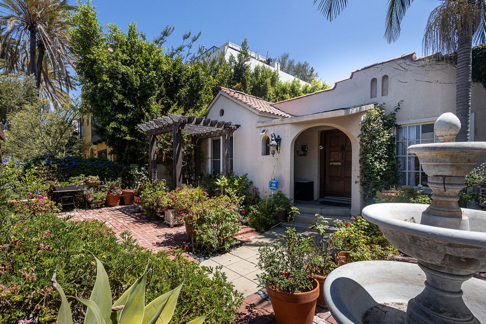 Warm & Welcoming Home Near Melrose with Room to Live, Work & Create – photo 3