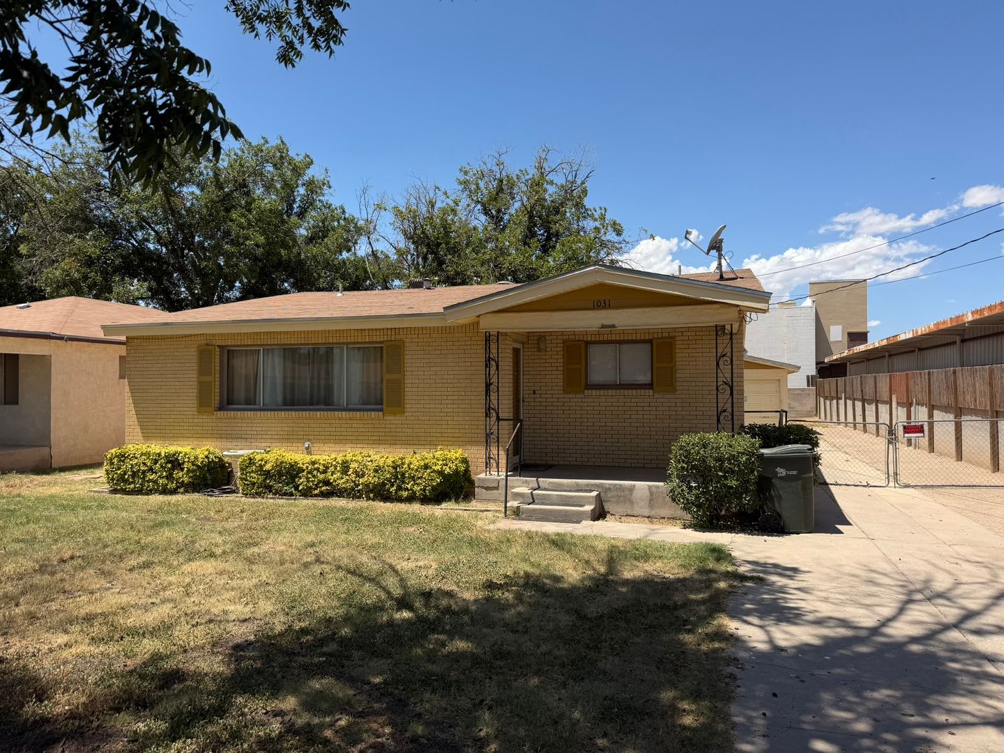 3 Bed 2 Bath Home w/ Detached Garage – photo 1
