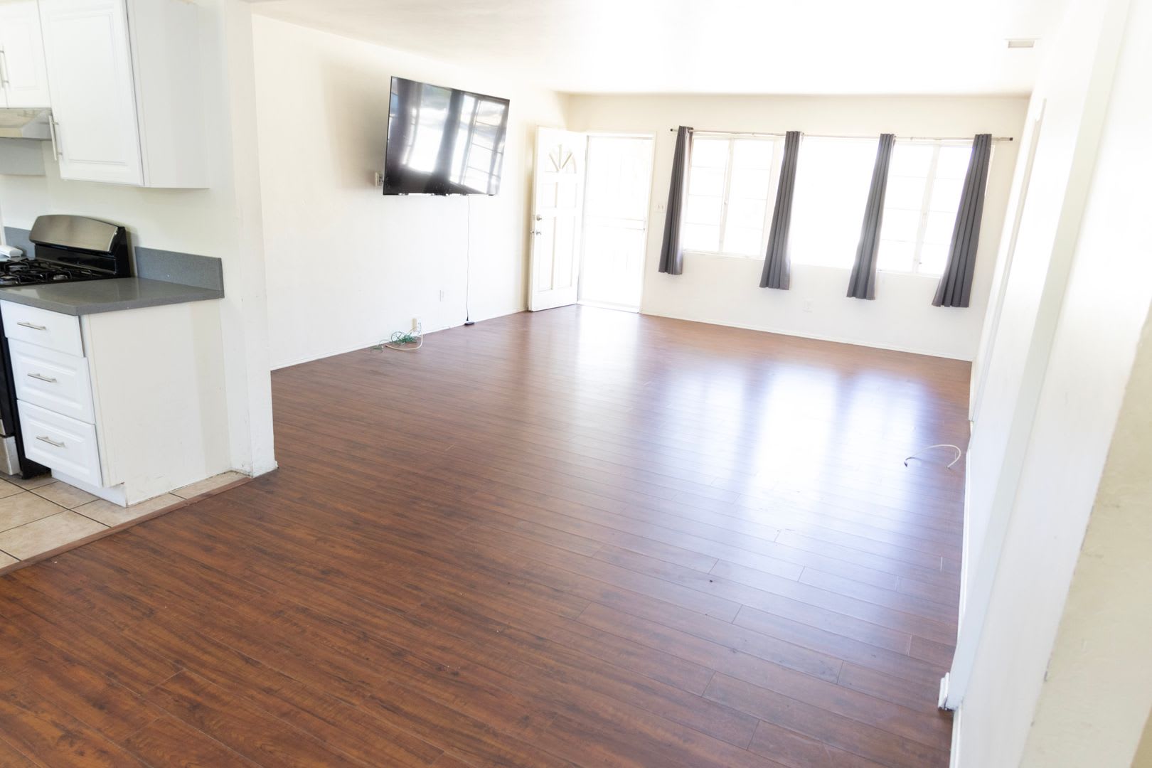 7 Bedroom 4 Bath Home a hop and a skip to campus- SPECIAL OFFER 15 DAYS FREE RENT DEC 2026 – photo 3