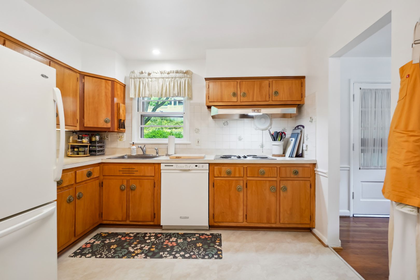 SPACIOUS 4 BEDROOM 3 BATH SPLIT LEVEL HOME ON LARGE LOT IN ROSEMARY HILLS! – photo 3