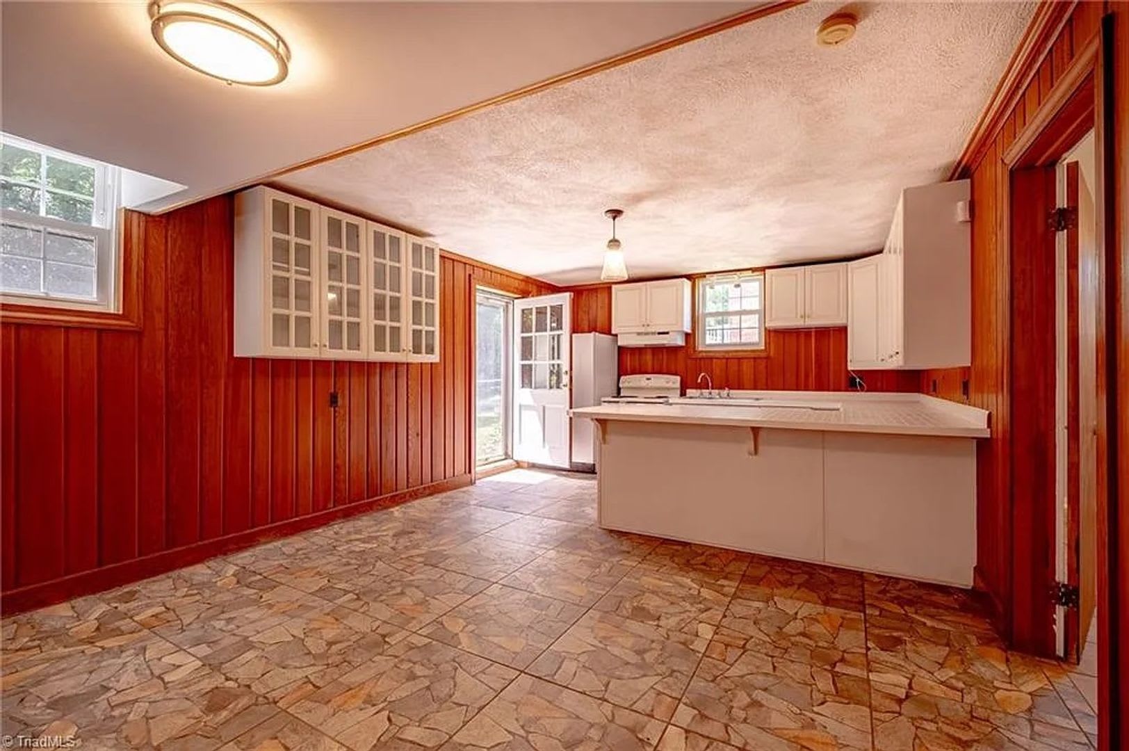Room in 5 Bedroom Home at Kinnamon Rd – photo 2