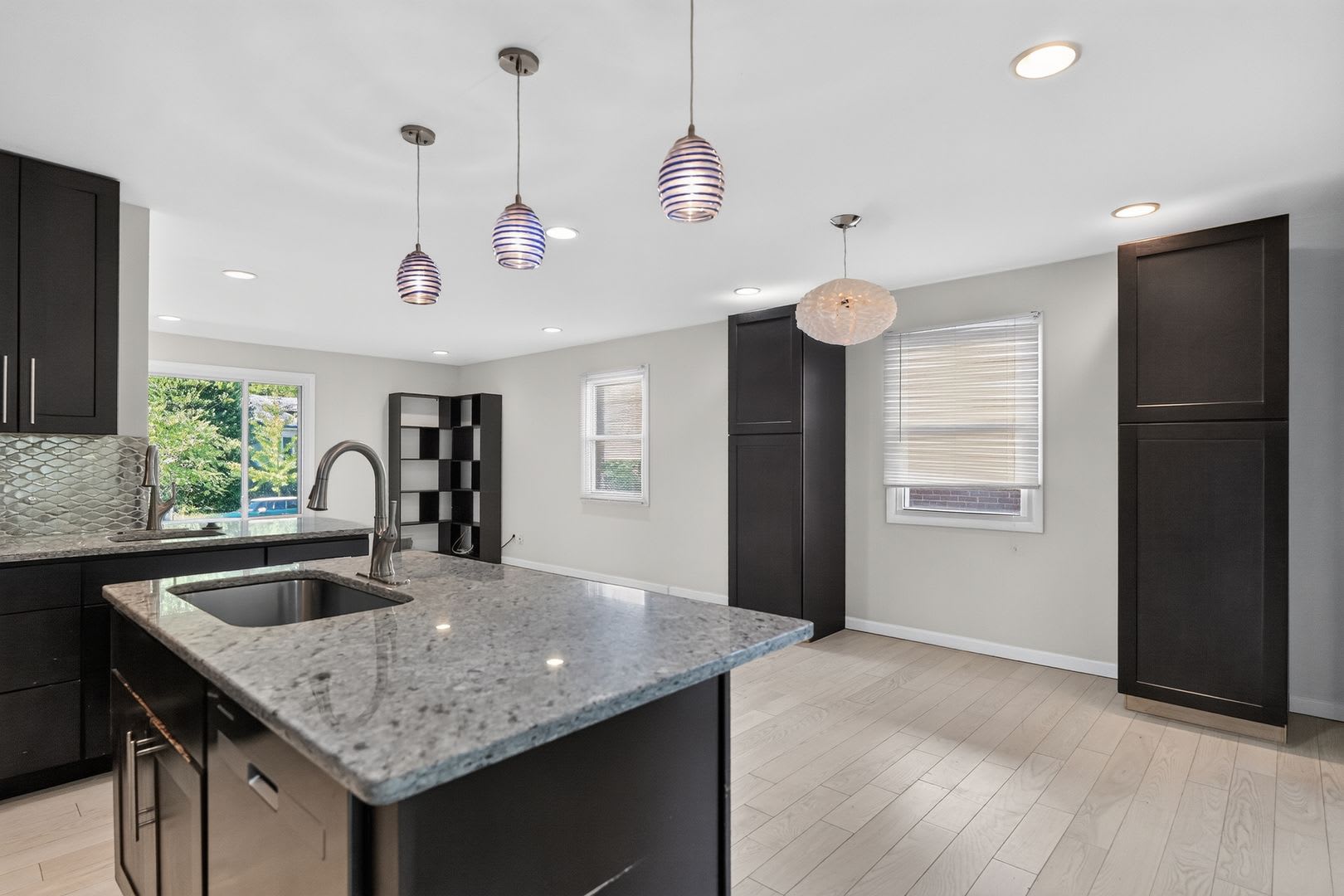 Luxury Living In This Bright Charming 3Bd 2 5Bth Sf Home In North Cleveland Park – photo 3