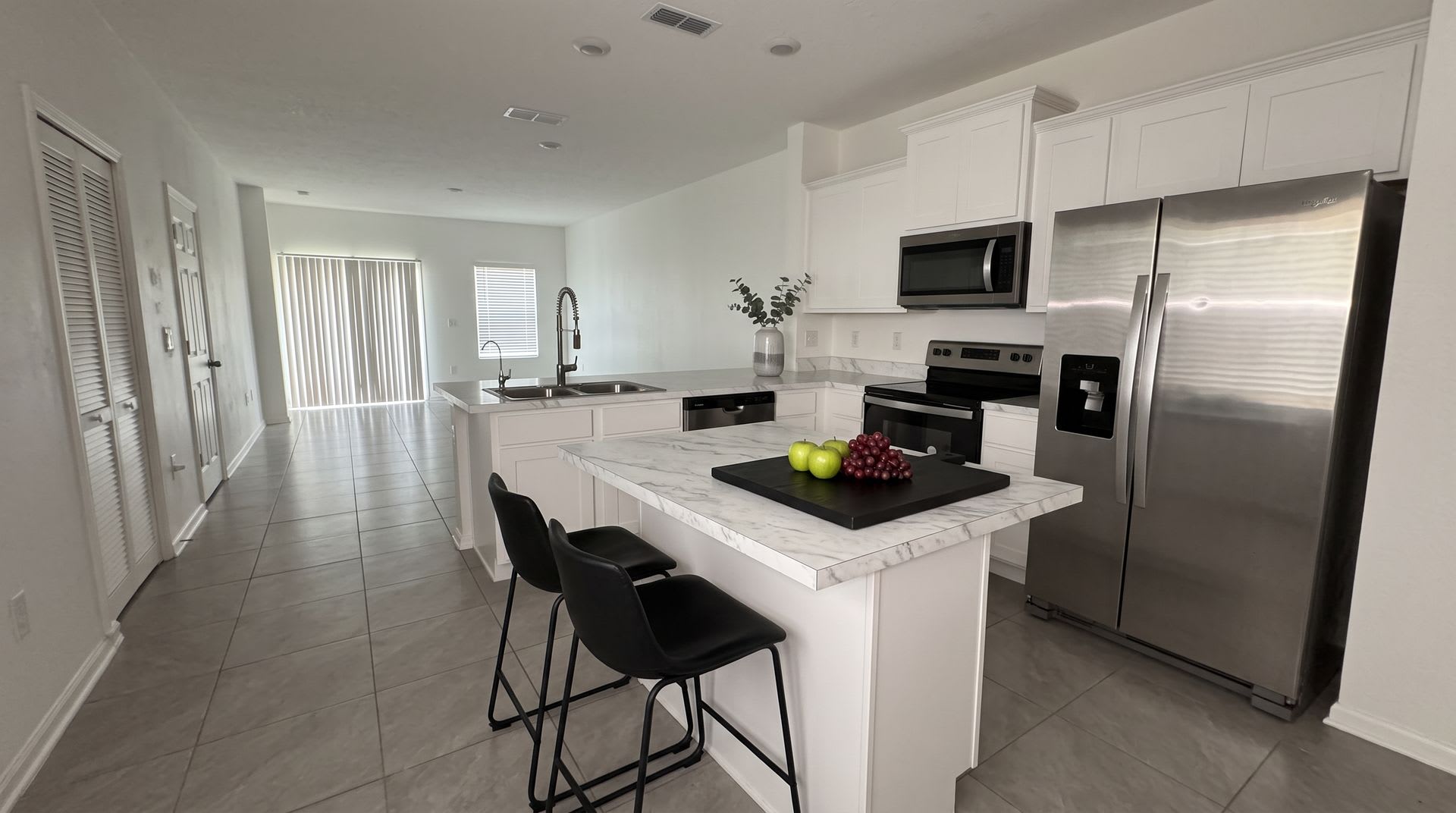 Spacious 2 Bed 2 5 Bath Townhome With Attached Garage Move In Ready – photo 3