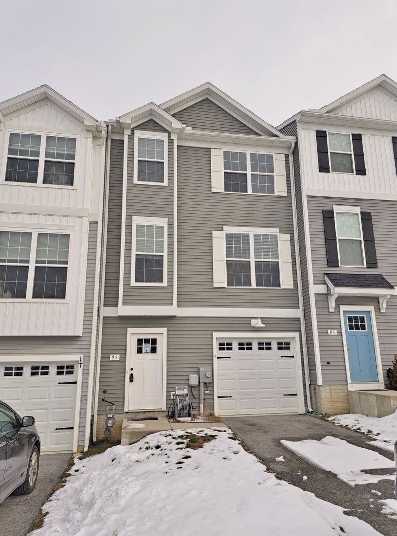 3 Bed / 2-1/2 Bath Single Family Town Home w/Attached1 Car Garage – photo 2